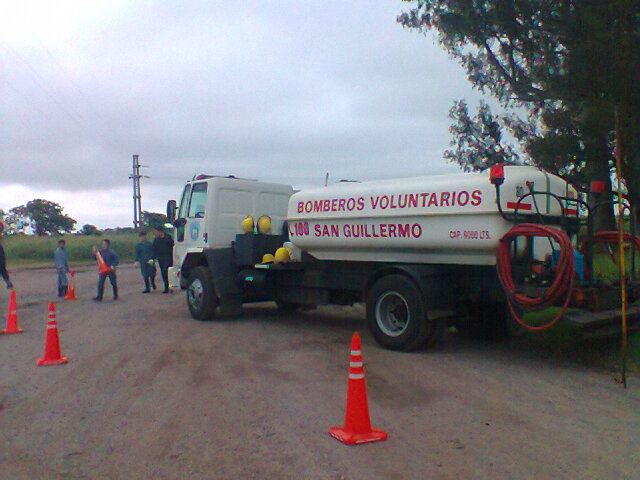 Incendio destruyó un auto en San Guillermo