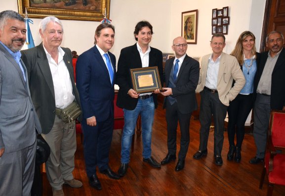 Llaryora entregó reconocimiento a la película 