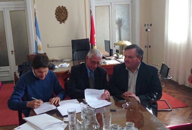 Firmaron convenios para construir comisarías en Suardi y San Guillermo