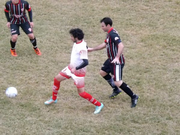 La Liga: Devoto le arrebató la punta a Tiro. Sp. Suardi desinfló al globito