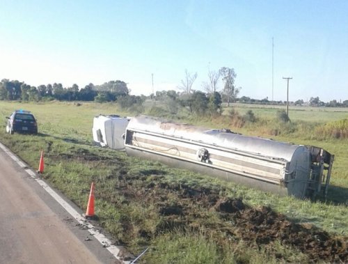 Tacural: Volcó un camión a la vera de la ruta 34
