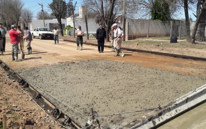 Avanzan obras de pavimento y cloacas en Brinkmann