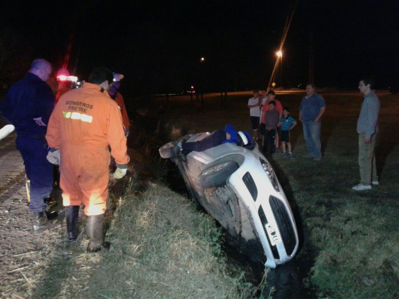 Auto terminó en una zanja en un accidente en Freyre