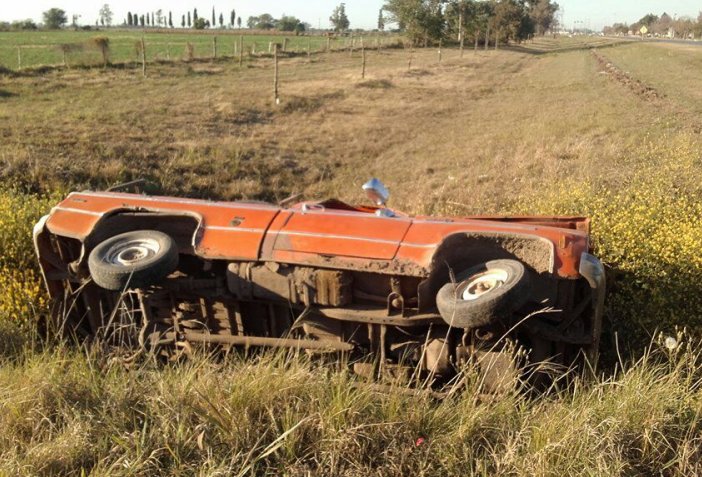 Dos lesionados al volcar con una camioneta en San Guillermo