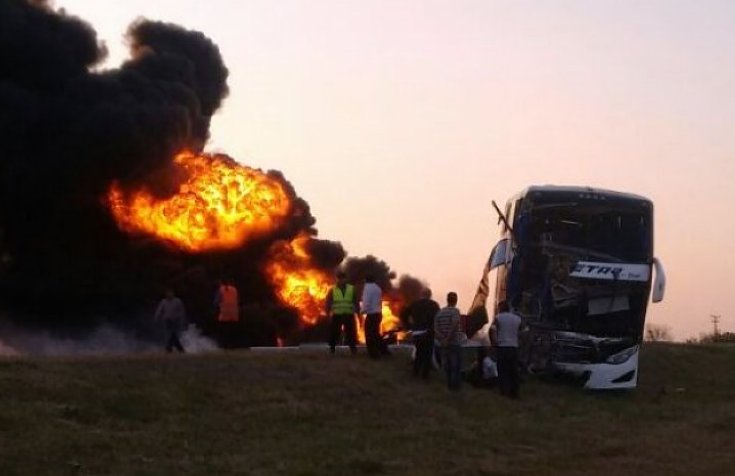 Arrufó: Dos muertos al chocar un camión y un colectivo