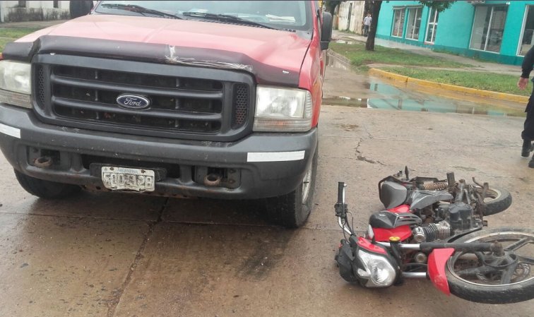 Motociclista grave al chocar en zona urbana de Ceres