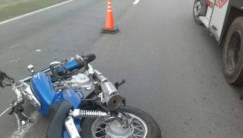Murió un motociclista al chocar un caballo