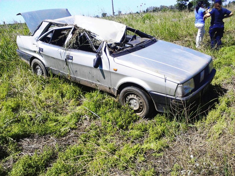 Arrufó: Robó un auto pero en la huída lo volcó
