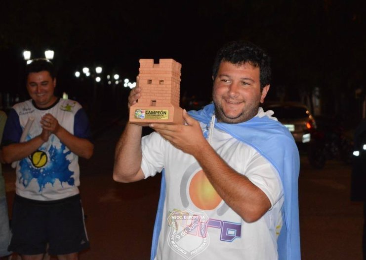 Gran bienvenida a Emiliano Mina, campeón sudamericano de padel