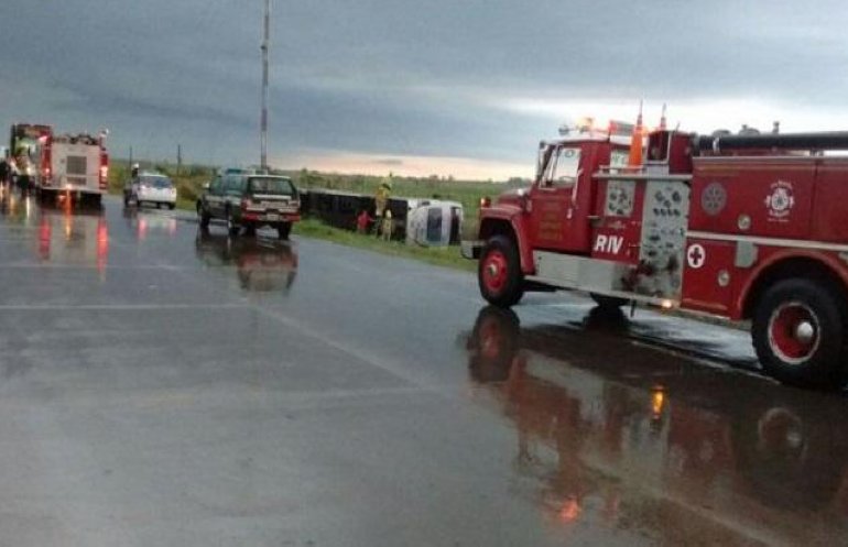 Por la tormenta habría volcado un colectivo en la autovía 19