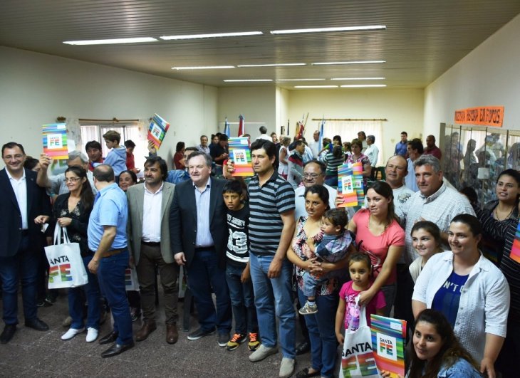 Leone entregó aportes para viviendas en el departamento San Cristóbal