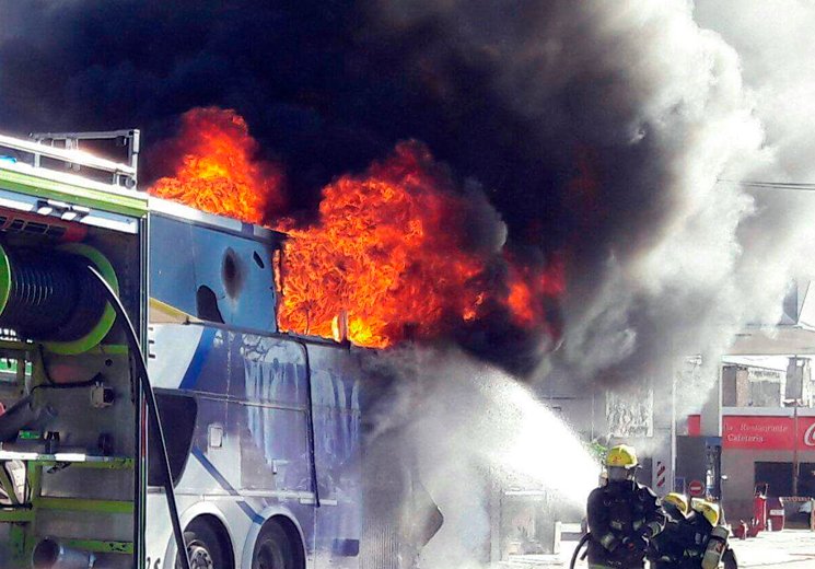 Arroyito: Se incendió un micro que trasladaba un contingente de Misiones