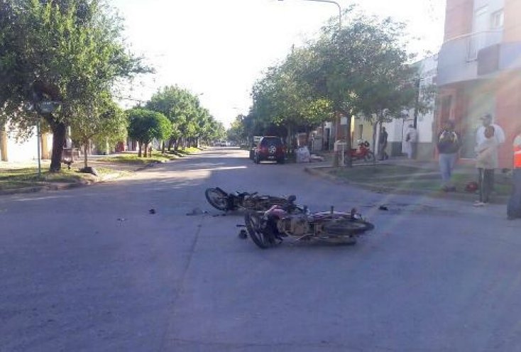 Tres lesionados en un choque de motos en Ceres