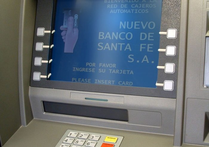 Policía devolvió 4 mil pesos que habían olvidado en un cajero