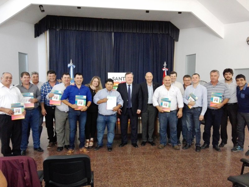 Entregaron fondos para construcción de piletas públicas 