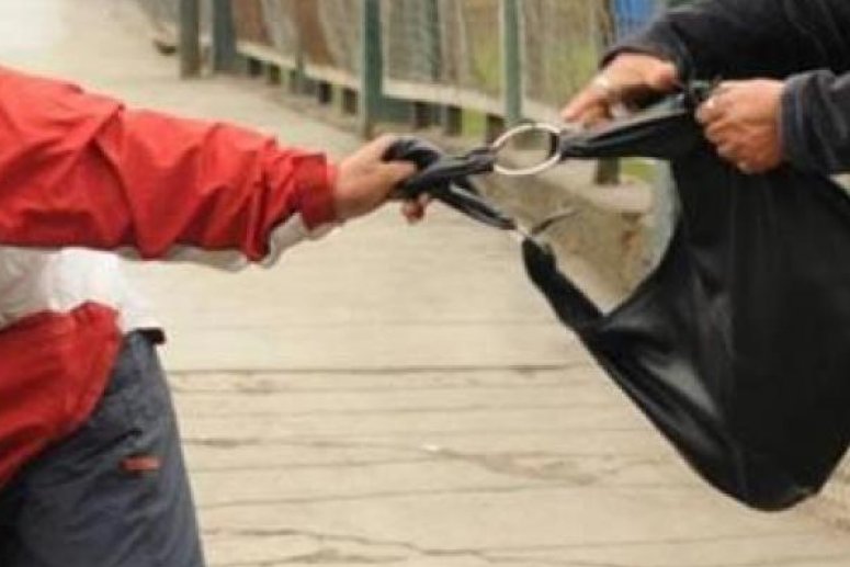 Morteros: Motochorros le robaron una cartera a una mujer