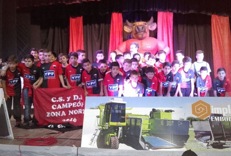 Centro realizó la cena-show de la 26° edición del Amistad de Oro