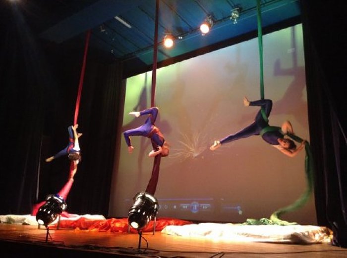 El Taller de acrobacias en tela cierra su año en Sala Estrada