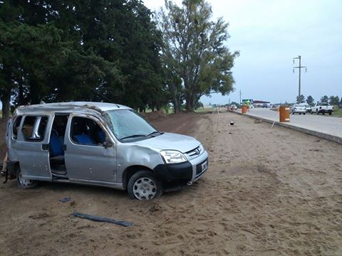 Una familia de Buenos Aires volcó en el acceso sur de Brinkmann