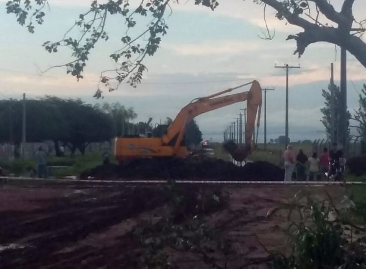 Dos retroexcavadoras buscan darle alivio a Porteña