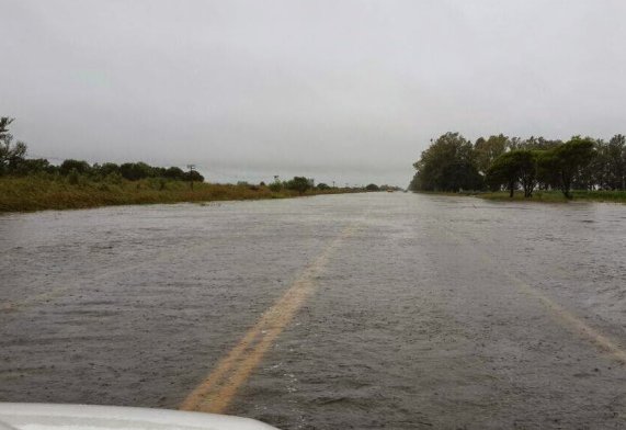El agua baja en La Tordilla y Balnearia pero la situación sigue delicada