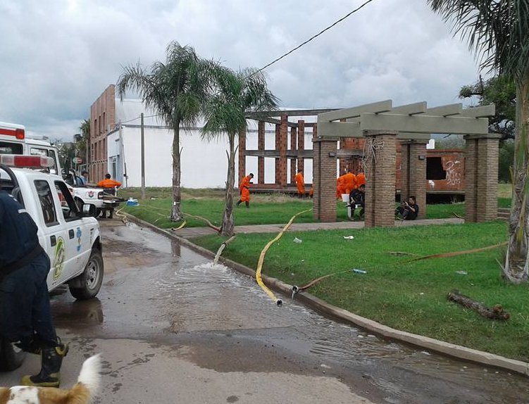 Porteña: Bomberos trabajan en el desagote de patios