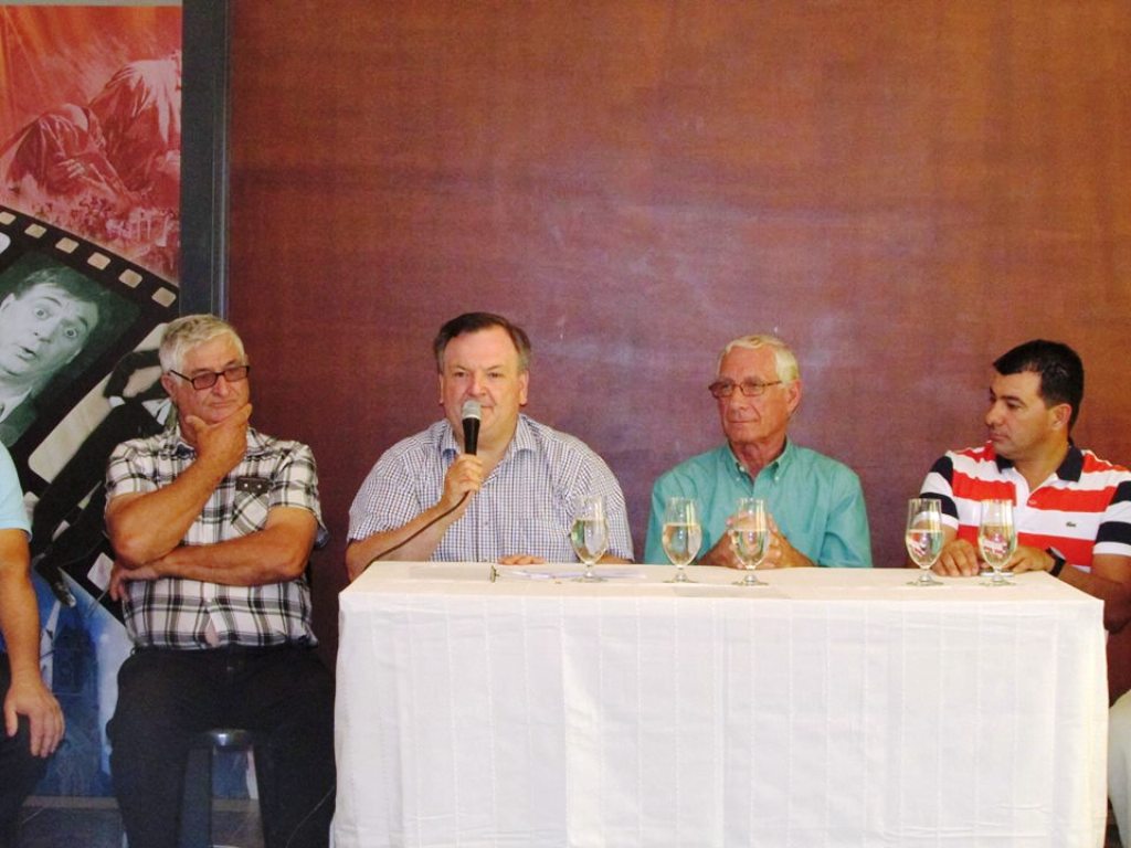 El senador Felipe Michlig entregó aportes a instituciones deportivas