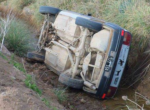 San Guillermo: Una camioneta volcó en el camino a Curupaity