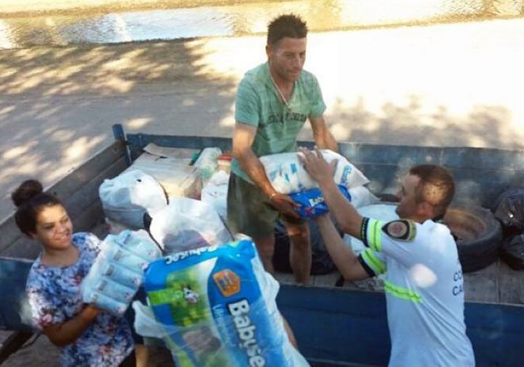 Policía Caminera de Córdoba acercó ayuda a localidades inundadas