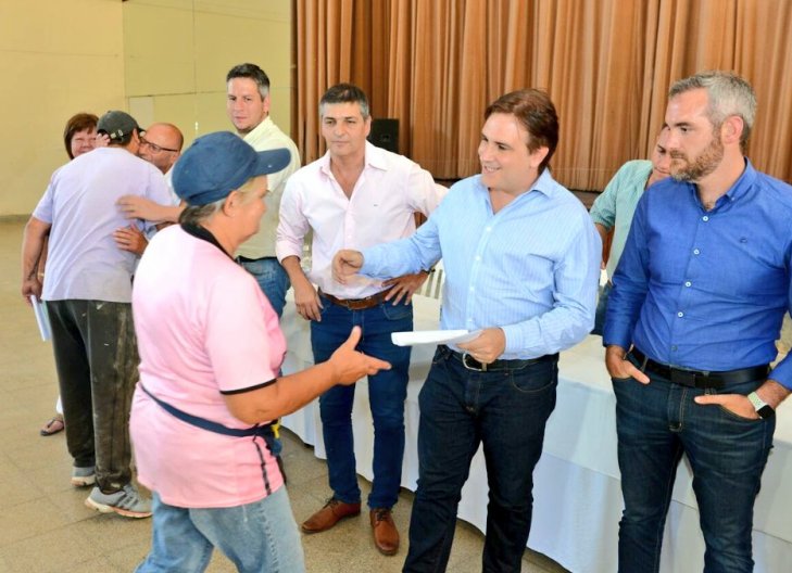 Llaryora entregó ayudas a familias de Freyre, Porteña, Morteros y Brinkmann