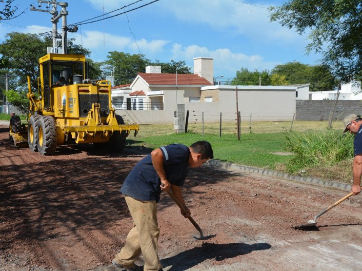Continúan con el bacheo y ripiado de calles de Morteros