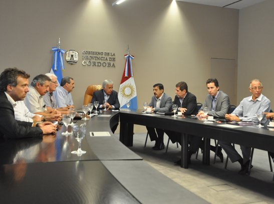 De la Sota entregará 50 millones extras a los consorcios camineros