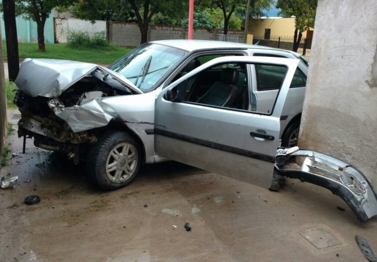 Brinkmann: Automovilista chocó un auto y el frente de una vivienda