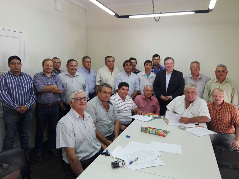 Firmaron convenios para construir 65 viviendas