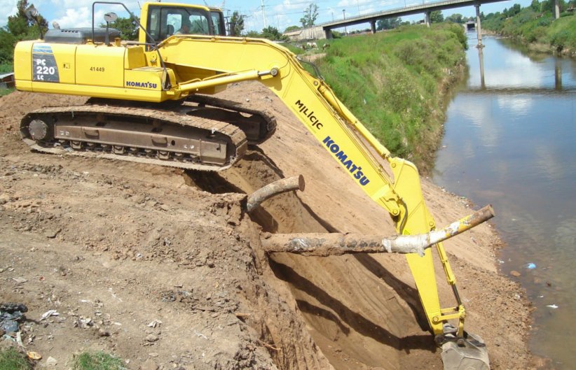 Ejecutan trabajos en canales del departamento Castellanos