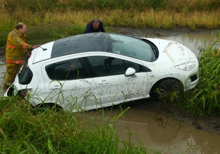 Perdió el control del auto y terminó en la cuneta