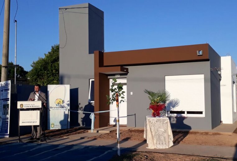 Brinkmann: Inauguraron dos nuevas viviendas del plan 