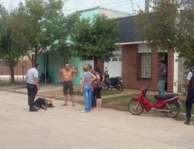 Una mujer sufrió heridas graves al chocar con un perro