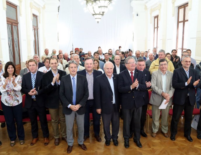 Comités de Cuencas firmaron convenios para la compra de retroexcavadoras