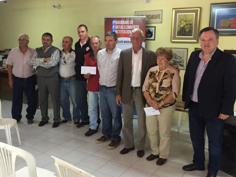 El Senador Michlig entregó aportes a instituciones de Suardi