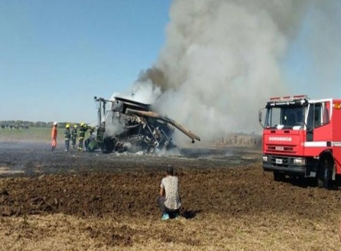 Se quemó una máquina cosechadora en Luxardo
