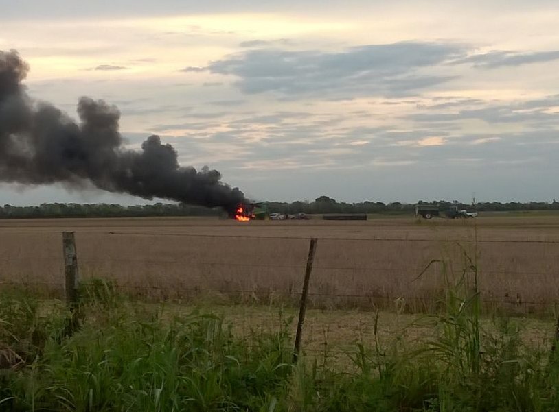 Una cosechadora se incendió en un campo de Maunier