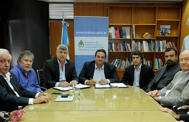Se firmó el acuerdo para el desarrollo de la industria láctea