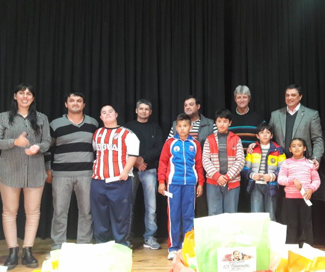 Brinkmann: Entregaron becas estudiantiles y deportivas