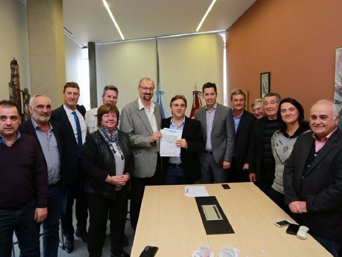 Llaryora entregó fondos al Consorcio Canalero Ansenuza