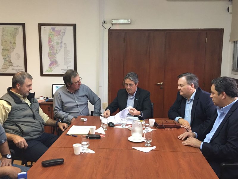 Suscribieron convenios para obras hídricas en el departamento