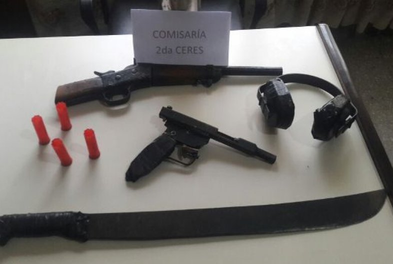 Tres jóvenes realizaban disparos en un barrio de Ceres