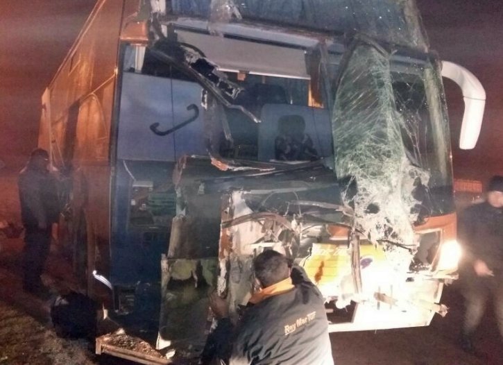 Colectivo chocó con un tren en el cruce de Arrufó