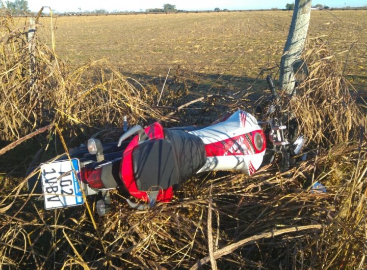 Joven motociclista murió al chocar un implemento agrícola