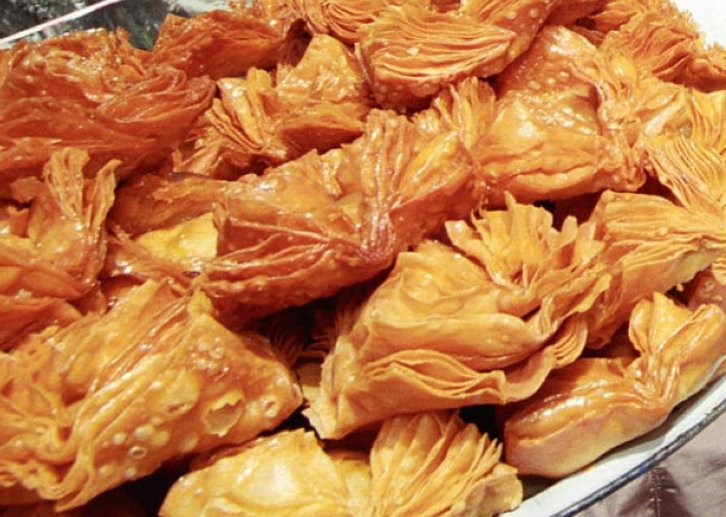 Exitosa venta de pastelitos de los Amigos de San Cayetano